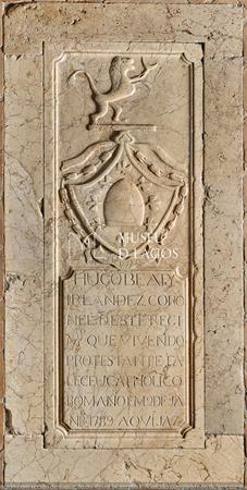 <b>L�pide Funer�ria de Hu[...]</b>